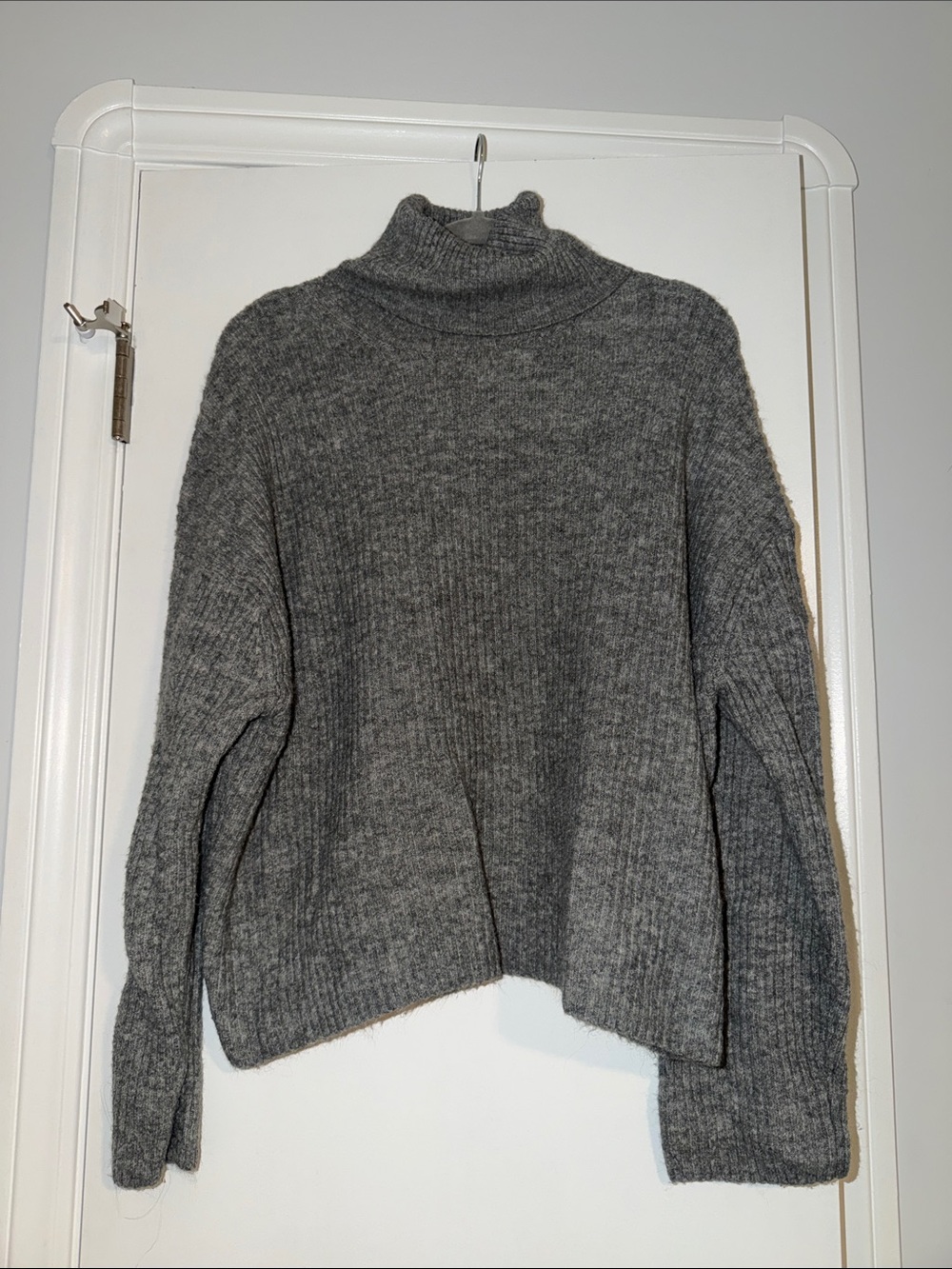 H&M Women's Gray Ribbed Turtleneck Sweater